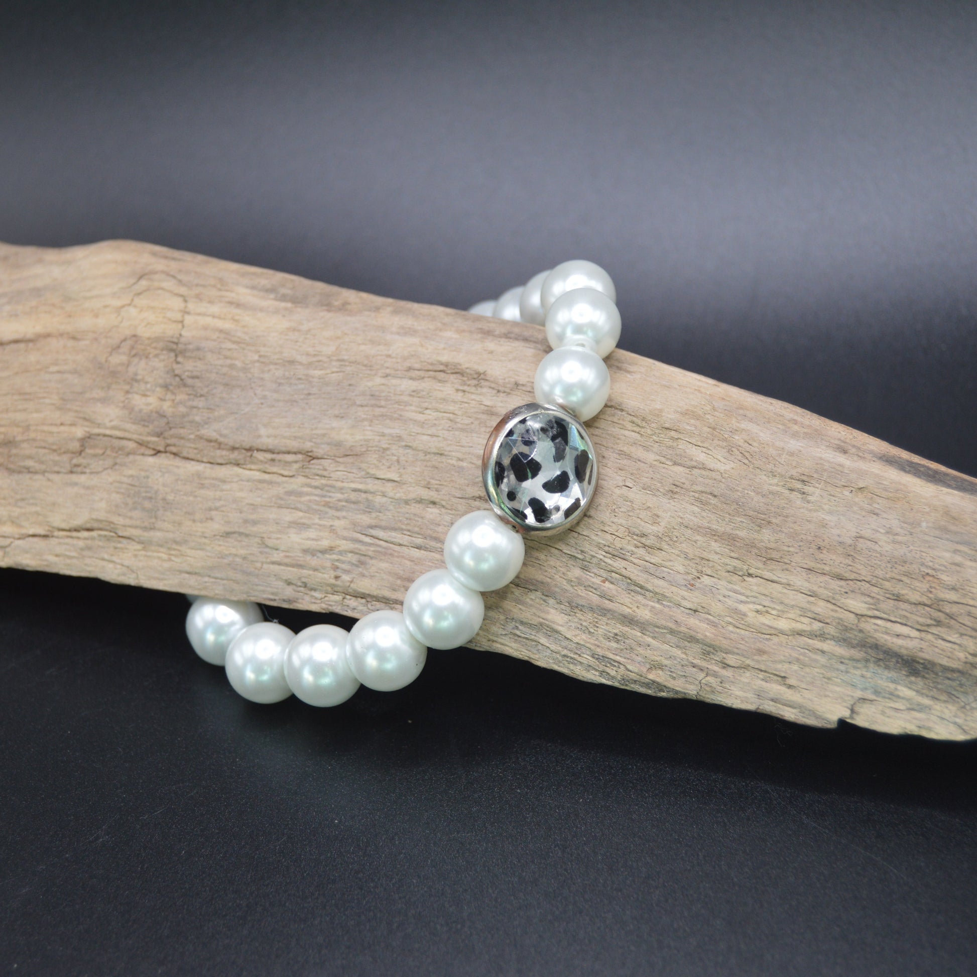 7 inch white pearl bracelet with leopart accent bead on stretch cord
