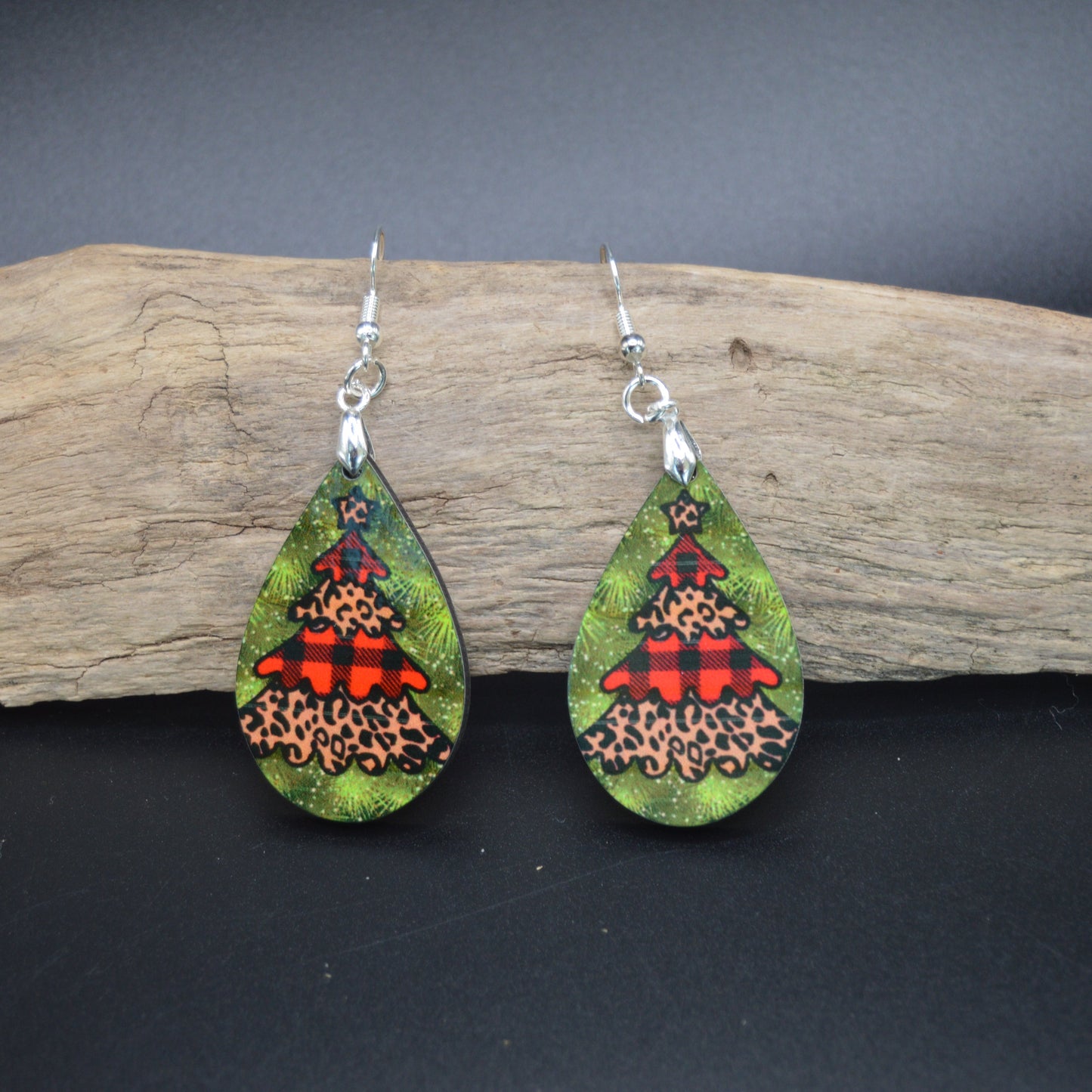 A twinkling Christmas tree with star-topped charm—festive and classic.